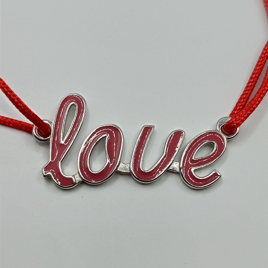 Браслет на красной нитке Love