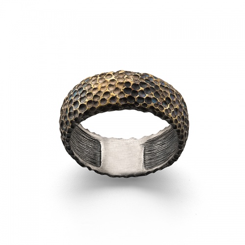 Стильное фактурное кольцо с оксидированием и позолотой 142783-7-6