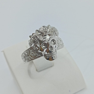 Кольцо Череп в романтическом венке 142976а-1