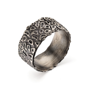 Стильное кольцо с необычной фактурной поверхностью 142773-7