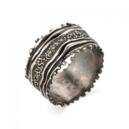 Стильное кольцо с необычной фактурной поверхностью 142781-7-0