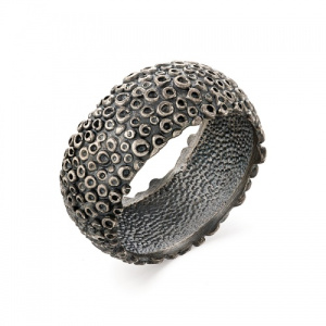 Стильное кольцо с необычной фактурной поверхностью 142777-7