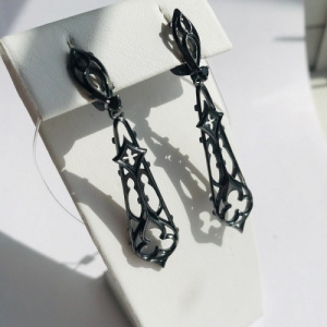 Серьги Готика с гранатами и изящными подвесами  240145-3-1